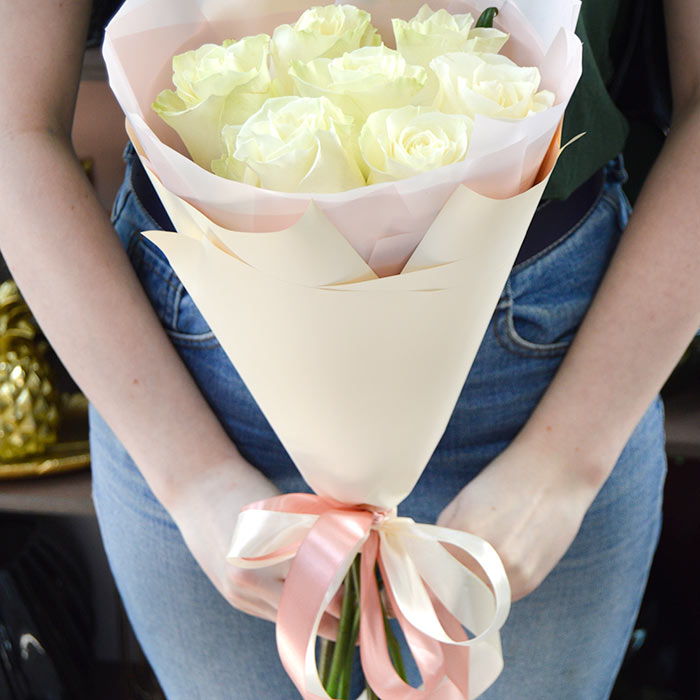 Букет Белые розы в нежной упаковке